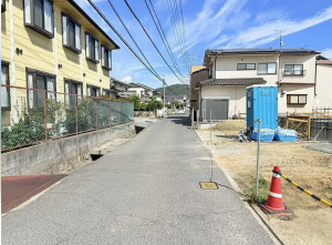 福山市宮前町、新築一戸建ての前面道路を含む現地写真画像です