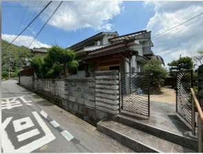 福山市新市町大字戸手、中古一戸建ての前面道路を含む現地写真画像です