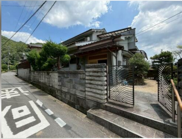 福山市新市町大字戸手、中古一戸建ての前面道路を含む現地写真画像です
