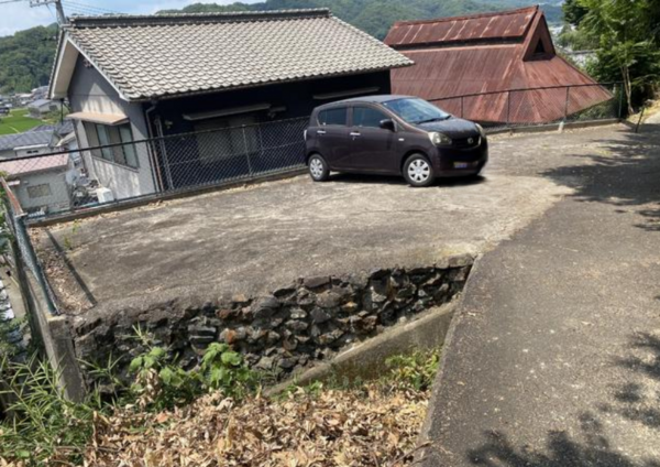 福山市新市町大字上安井、中古一戸建ての駐車場画像です