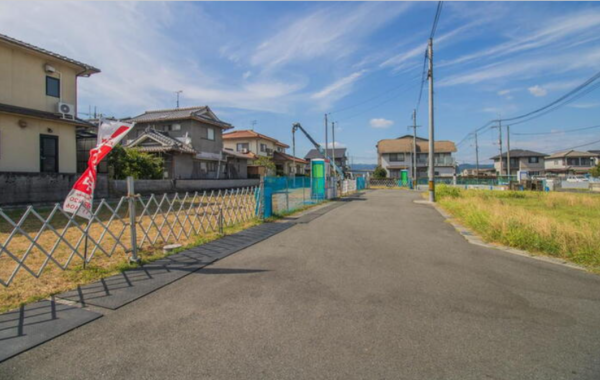 福山市御幸町大字森脇、新築一戸建ての前面道路を含む現地写真画像です