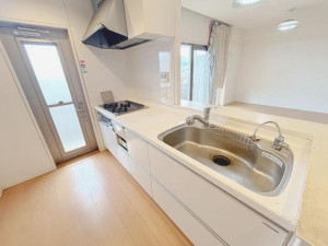 福山市春日町、マンションのキッチン画像です