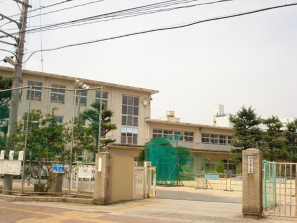 福山市花園町、土地の小学校画像です