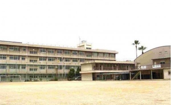 福山市花園町、土地の中学校画像です