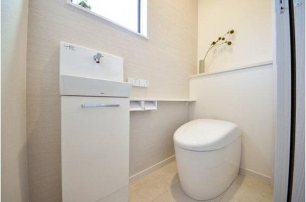 福山市春日町、新築一戸建てのトイレ画像です