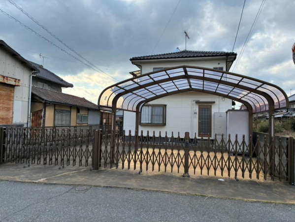 福山市駅家町大字万能倉、中古一戸建ての前面道路を含む現地写真画像です