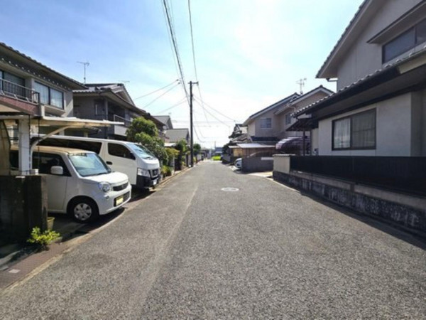 福山市西新涯町、中古一戸建ての前面道路を含む現地写真画像です
