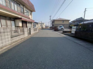 府中市鵜飼町、中古一戸建ての前面道路を含む現地写真画像です