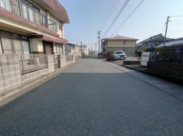 府中市鵜飼町、中古一戸建ての前面道路を含む現地写真画像です