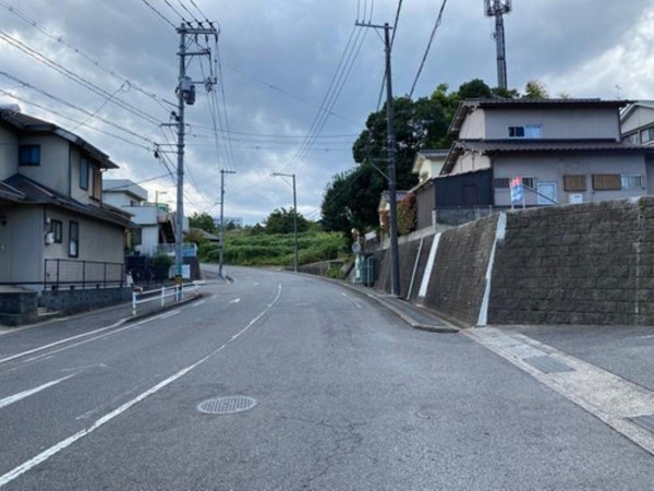 福山市坪生町、土地の前面道路を含む現地写真画像です