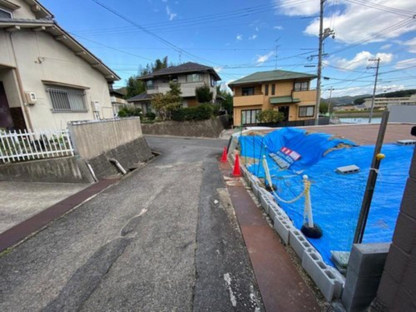 福山市坪生町、土地の前面道路を含む現地写真画像です