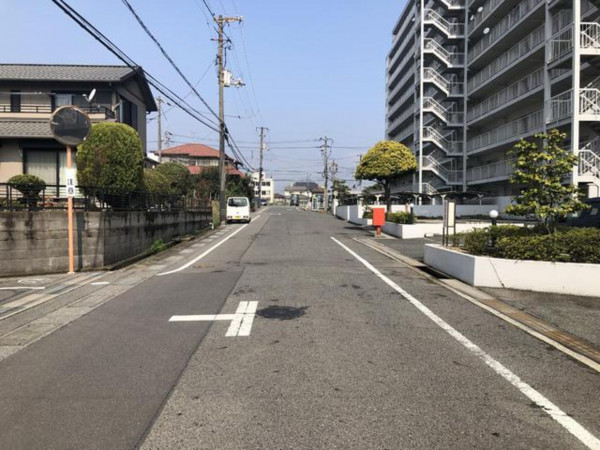 福山市水呑町、マンションの前面道路を含む現地写真画像です
