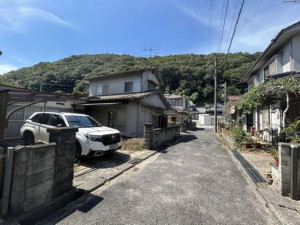 福山市、中古一戸建ての前面道路を含む現地写真画像です