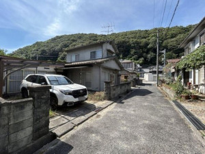 福山市、中古一戸建ての前面道路を含む現地写真画像です