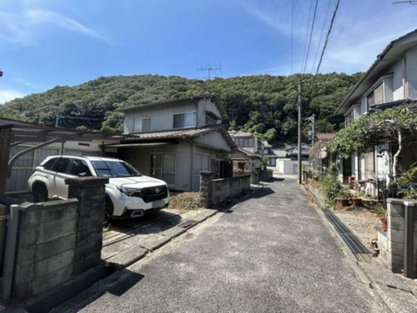 福山市、中古一戸建ての前面道路を含む現地写真画像です
