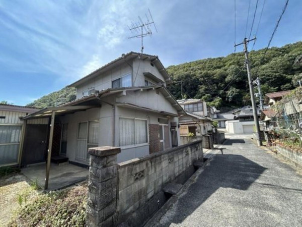 福山市、中古一戸建ての前面道路を含む現地写真画像です