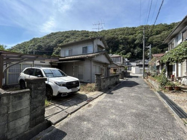 福山市、中古一戸建ての前面道路を含む現地写真画像です