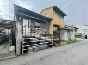 福山市北吉津町、中古一戸建ての前面道路を含む現地写真画像です
