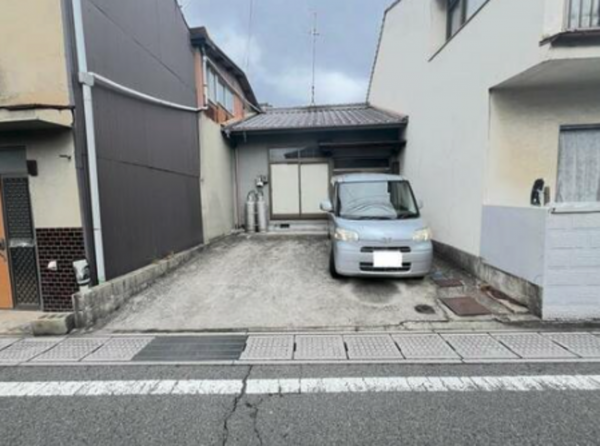 福山市北吉津町、中古一戸建ての前面道路を含む現地写真画像です