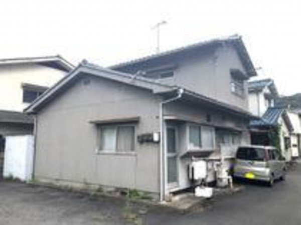 福山市千田町、中古一戸建ての前面道路を含む現地写真画像です