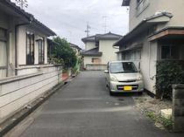 福山市千田町、中古一戸建ての前面道路を含む現地写真画像です
