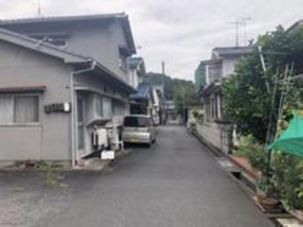 福山市千田町、中古一戸建ての前面道路を含む現地写真画像です