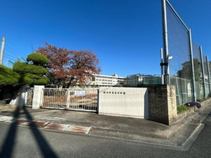 福山市入船町、中古一戸建ての中学校画像です