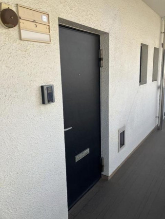 福山市西町、マンションの玄関画像です