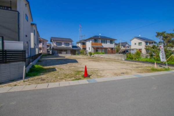 福山市駅家町大字江良、新築一戸建ての前面道路を含む現地写真画像です