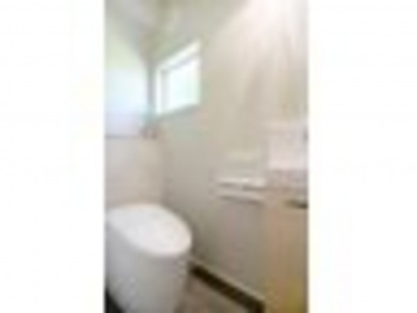 福山市西深津町、新築一戸建てのトイレ画像です