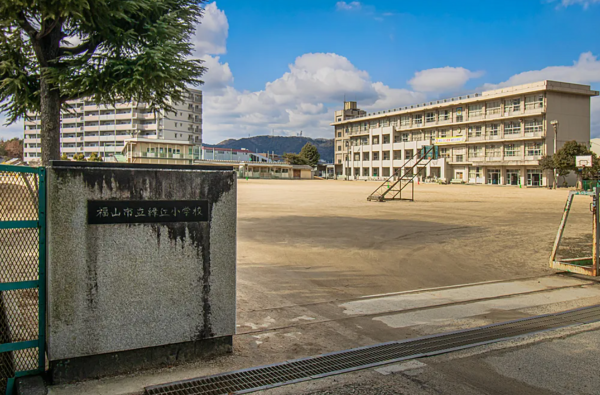 福山市春日町、新築一戸建ての小学校画像です