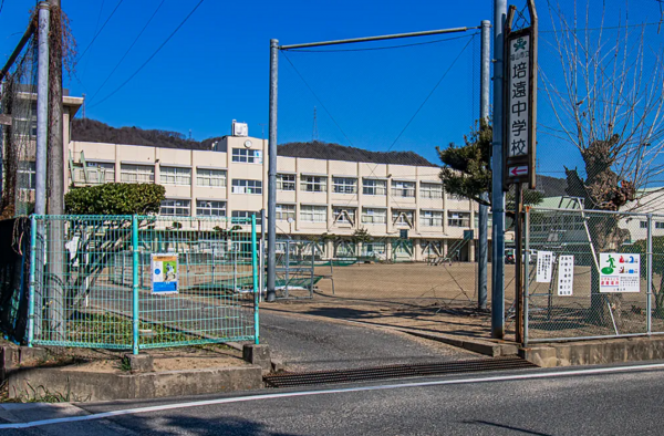 福山市春日町、新築一戸建ての中学校画像です
