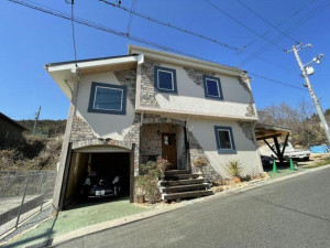 福山市、中古一戸建ての前面道路を含む現地写真画像です