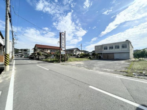 府中市広谷町、収益物件/店舗事務所の前面道路を含む現地写真画像です