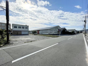 府中市広谷町、収益物件/店舗事務所の前面道路を含む現地写真画像です