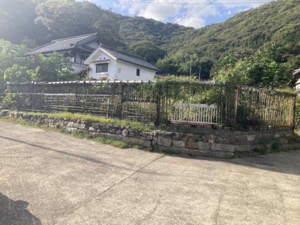 福山市山手町、土地の前面道路を含む現地写真画像です