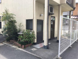 福山市沖野上町、収益物件/店舗付住宅の玄関画像です