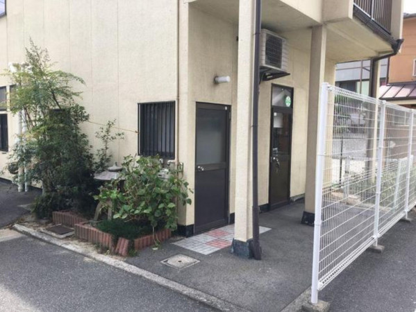 福山市沖野上町、収益物件/店舗付住宅の玄関画像です
