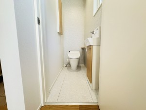 倉敷市堀南、新築一戸建てのトイレ画像です