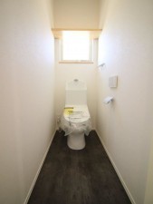 倉敷市堀南、中古一戸建てのトイレ画像です