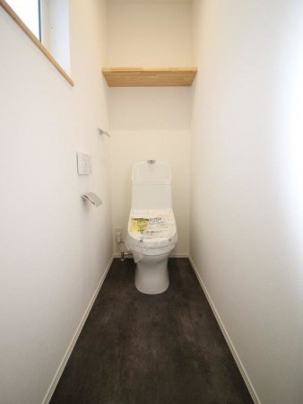 倉敷市堀南、中古一戸建てのトイレ画像です