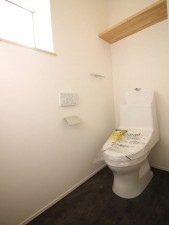 倉敷市堀南、中古一戸建てのトイレ画像です