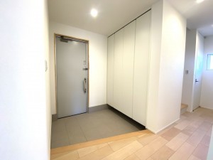 倉敷市堀南、中古一戸建ての玄関画像です