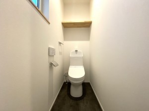 倉敷市堀南、中古一戸建てのトイレ画像です