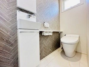 倉敷市上富井、新築一戸建てのトイレ画像です