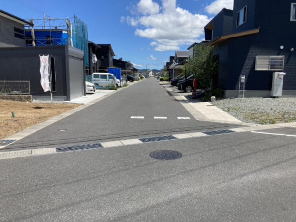 倉敷市鶴の浦、土地の前面道路を含む現地写真画像です