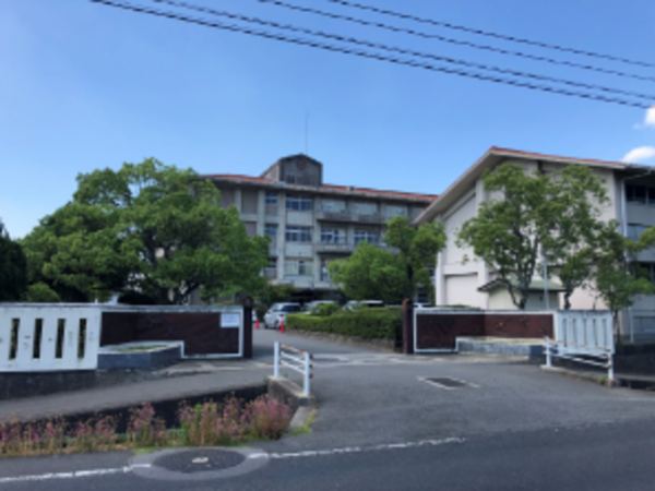 倉敷市鶴の浦、土地の中学校画像です