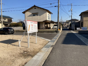 倉敷市玉島上成、土地の前面道路を含む現地写真画像です