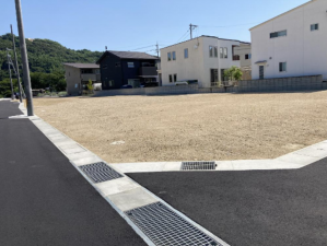 倉敷市連島町鶴新田、土地の前面道路を含む現地写真画像です