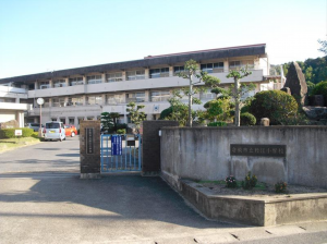 倉敷市粒江、土地の小学校画像です